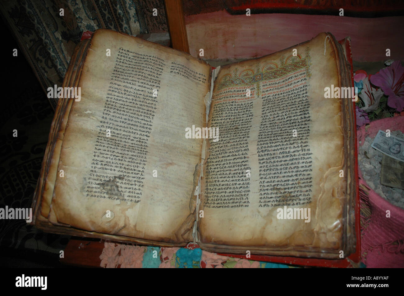 Altes Buch der Bibel geschrieben in Amharisch Skript in Fels gehauene Kirche Lalibela, Äthiopien Stockfoto