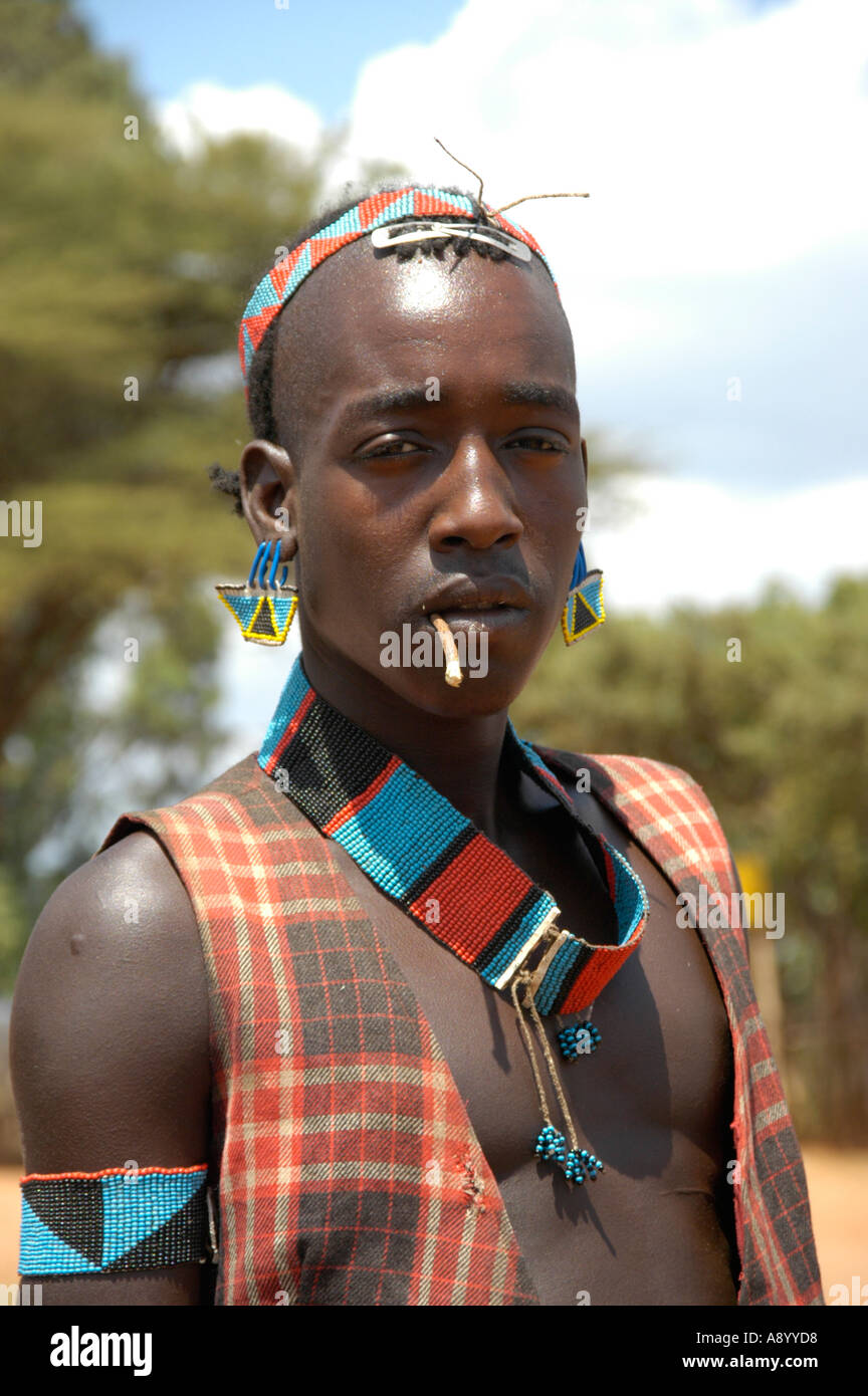 Lässige jungen Mann auf dem Markt der Keyafer Äthiopien Stockfoto