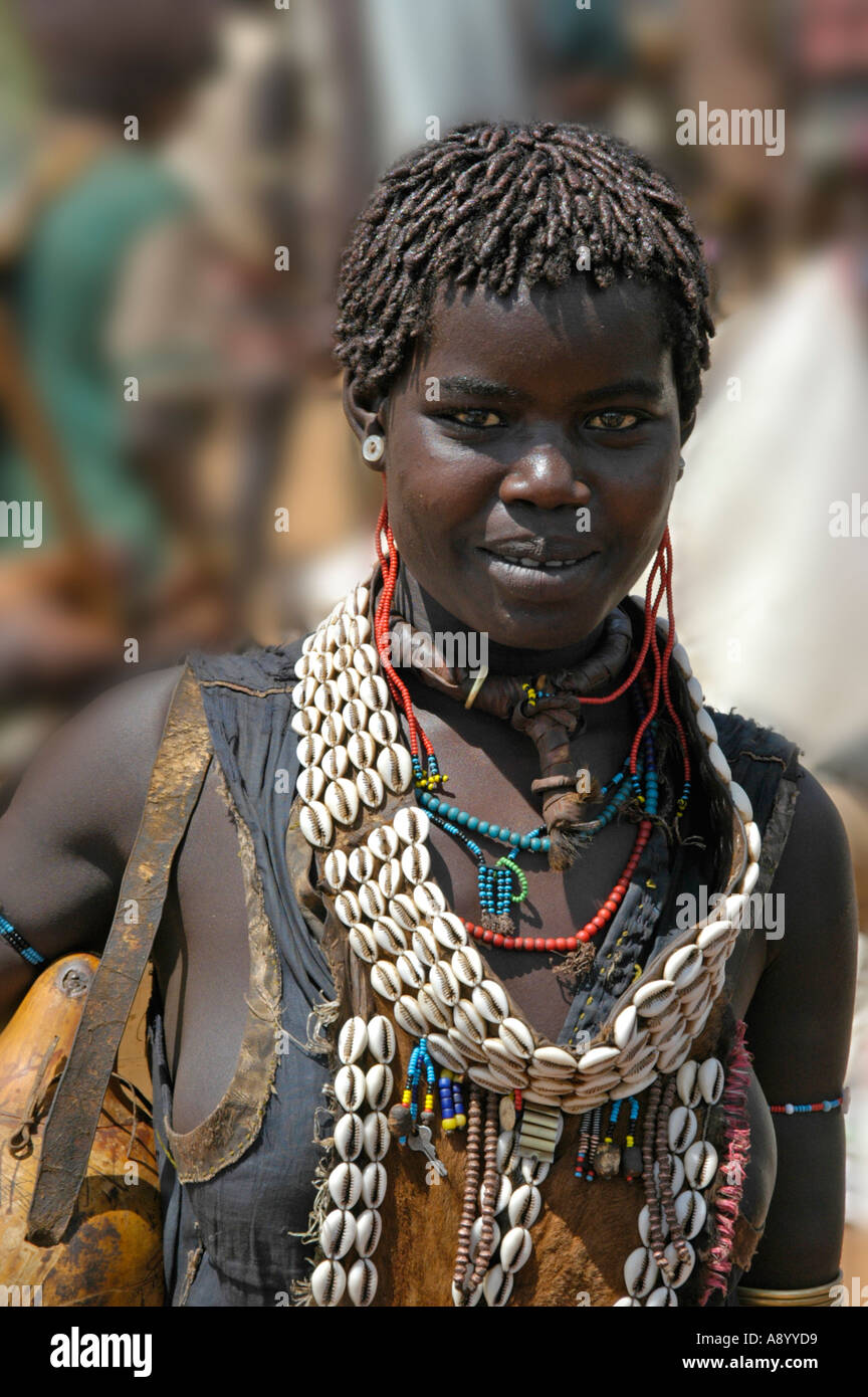 Junge Frau trägt Kauri Muschel Halskette und verschiedenen Schmuck-Markt von Keyafer Äthiopien Stockfoto