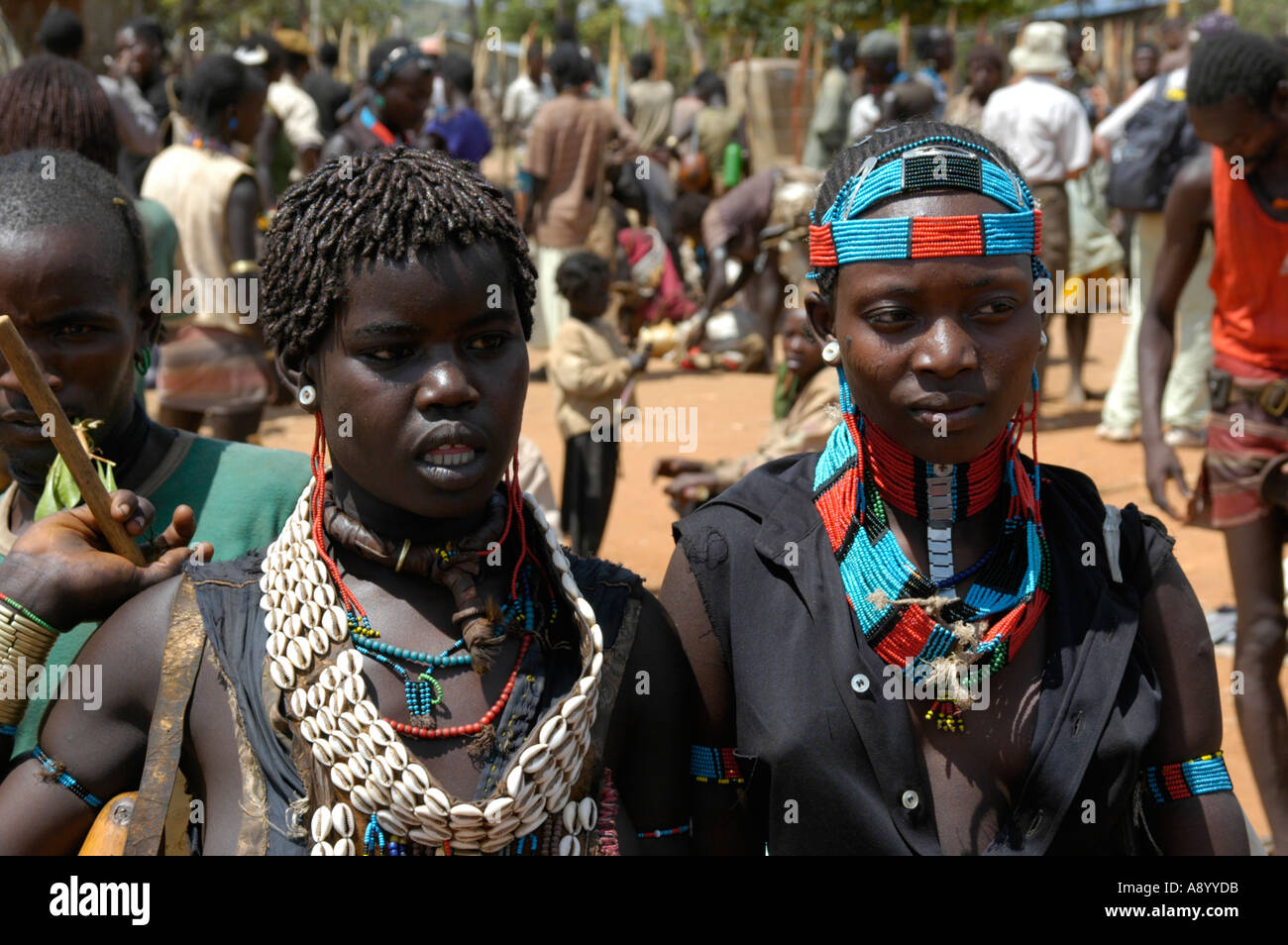 Zwei junge Frauen mit bunten Necklesses und Verzierungen Markt Keyafer Äthiopien Stockfoto