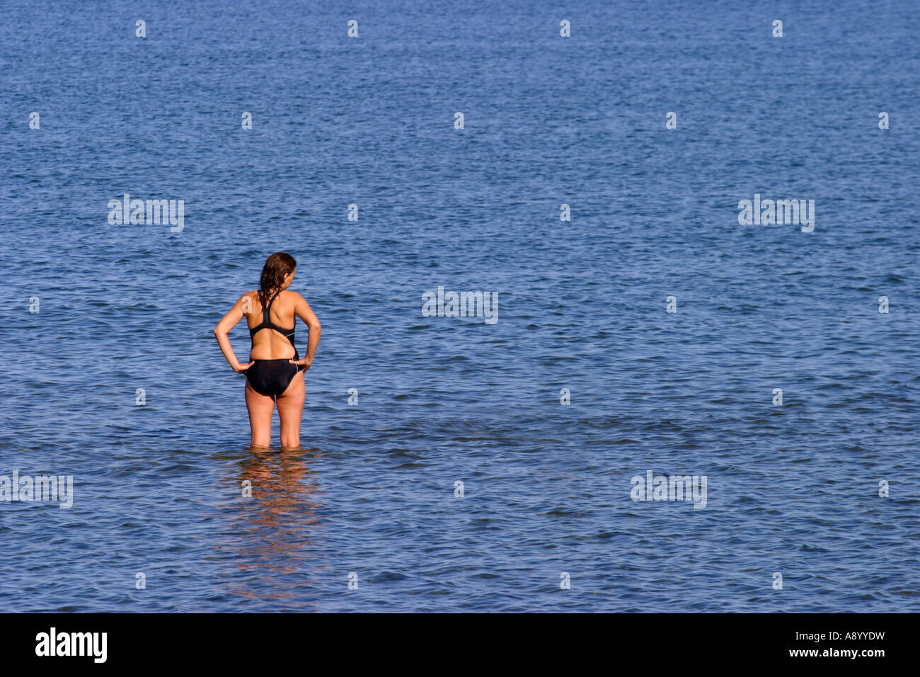 Frau zu nehmen ein Baden im Meer Stockfoto