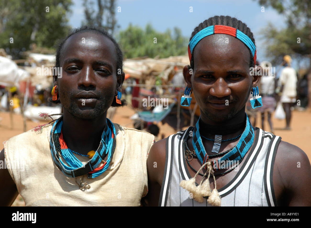 Zwei Männer mit bunten Schmuck Markt Keyafer Äthiopien Stockfoto