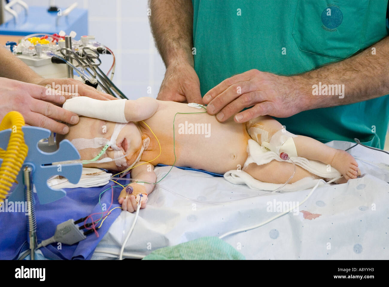 Anasthesisten Die Herz Chirurgie Op Saal Zwei Monate Altes Baby Patient Vorbereiten Stockfotografie Alamy