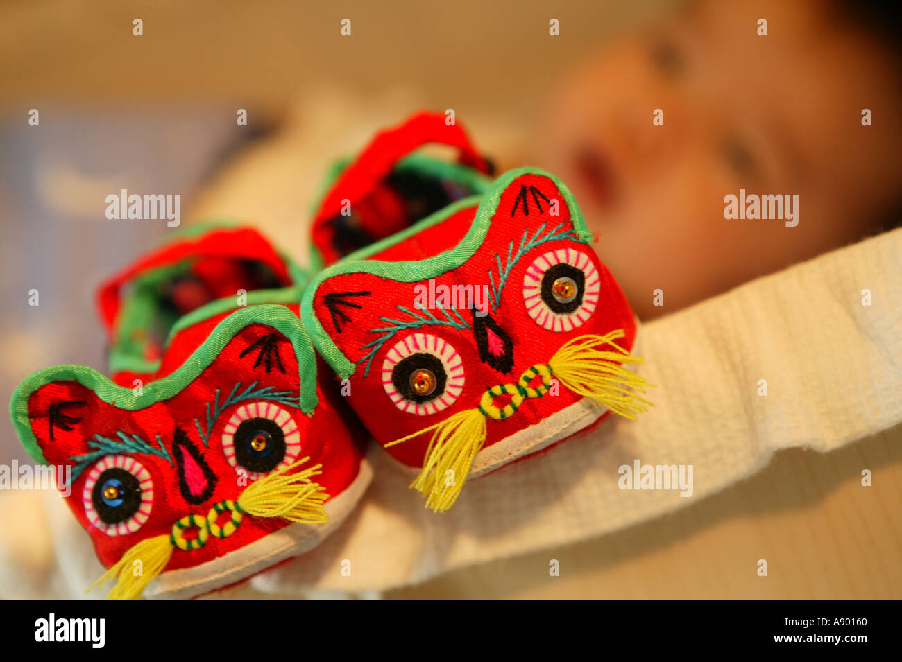 ein paar glückliche Babyschuhe Stockfoto