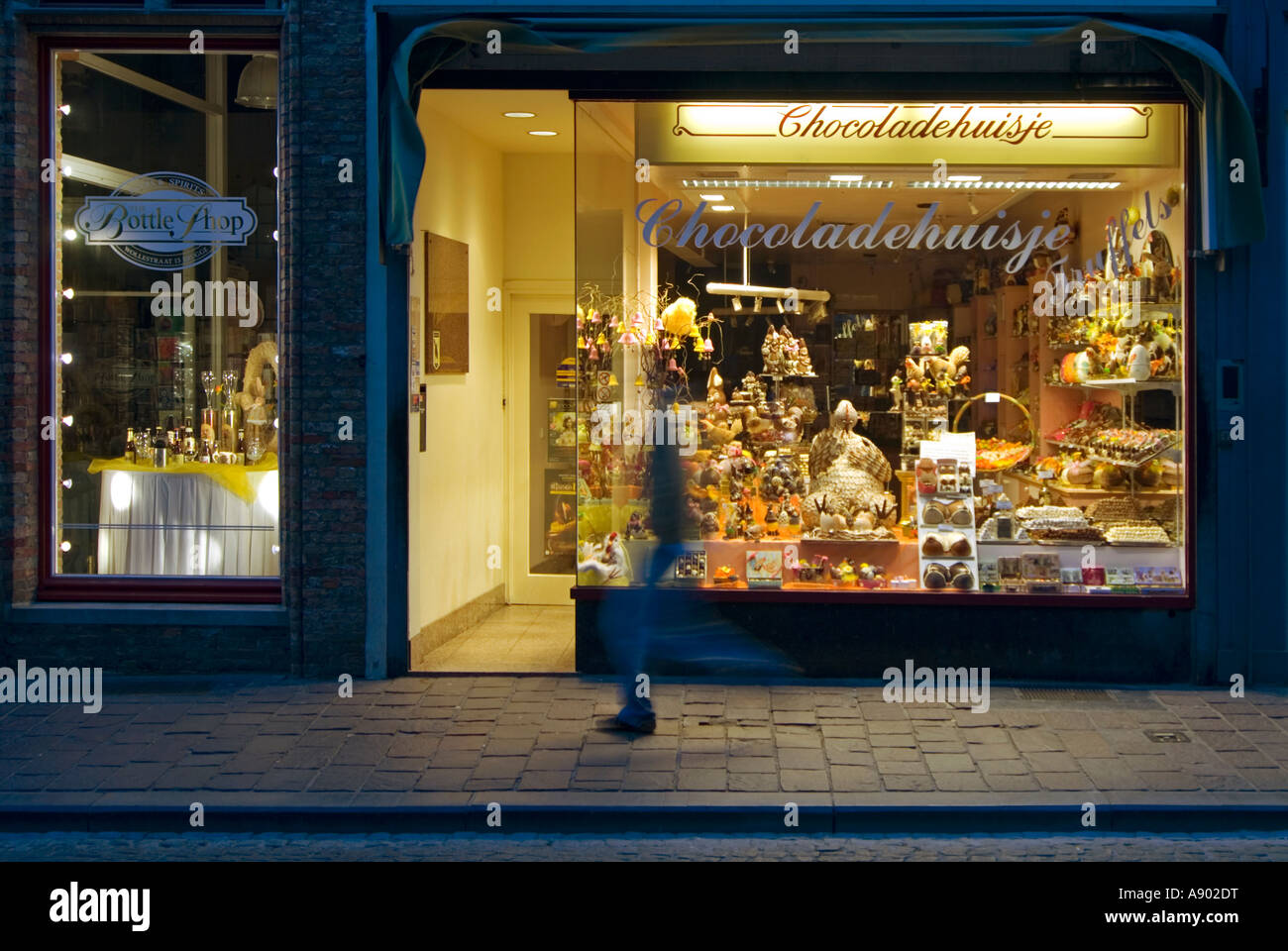Horizontale Sicht auf eine aufwendige Ostern-Display in einem Schokoladengeschäft Fenster nachts beleuchtet Stockfoto