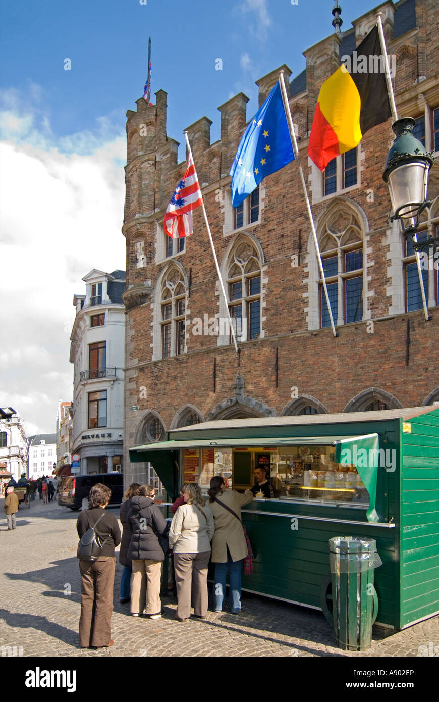 Vertikale Ansicht eines Stalls, der "Frieten" oder Chips mit Mayonnaise vor dem Belfried von Brügge oder Belfort van Brugge in Brügge verkauft. Stockfoto