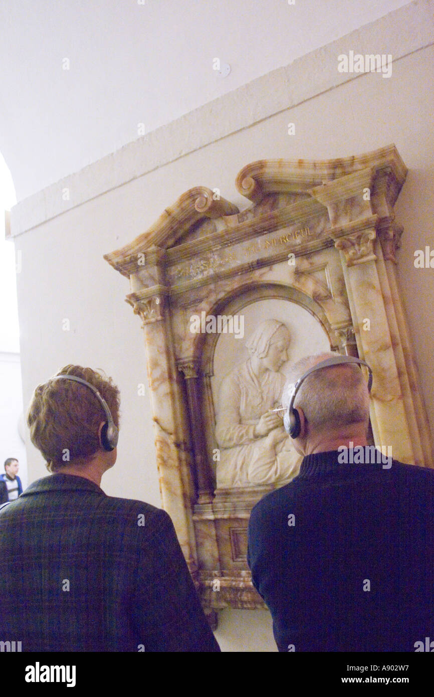 Touristen, die Gedenkstätte für Florence Nightingale in der Krypta der Saint Pauls Cathedral London GB UK betrachten Stockfoto