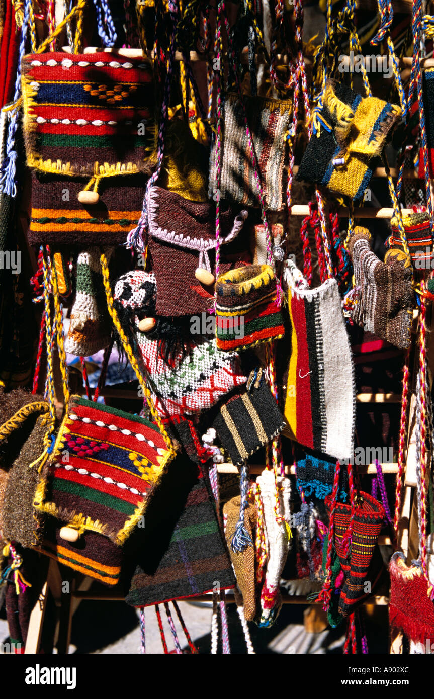 Anzeige der wollenen Schultertaschen außerhalb Souvenir- und Shop, Bansko, Bulgarien Stockfoto