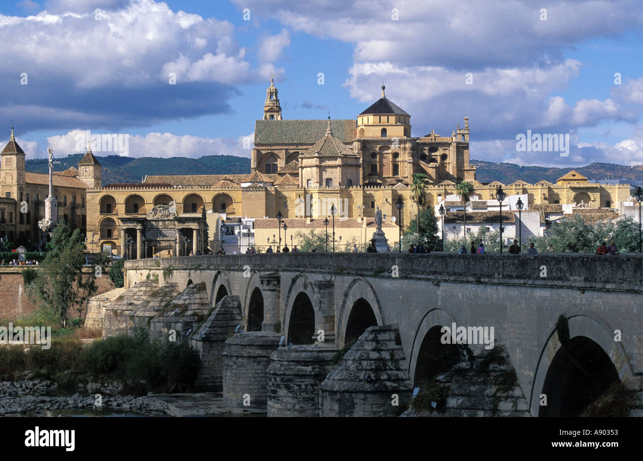 La Mezquita de Córdoba mit römischen Brücke Puente Romano Cordoba Andalusien Andalusien Spanien Stockfoto
