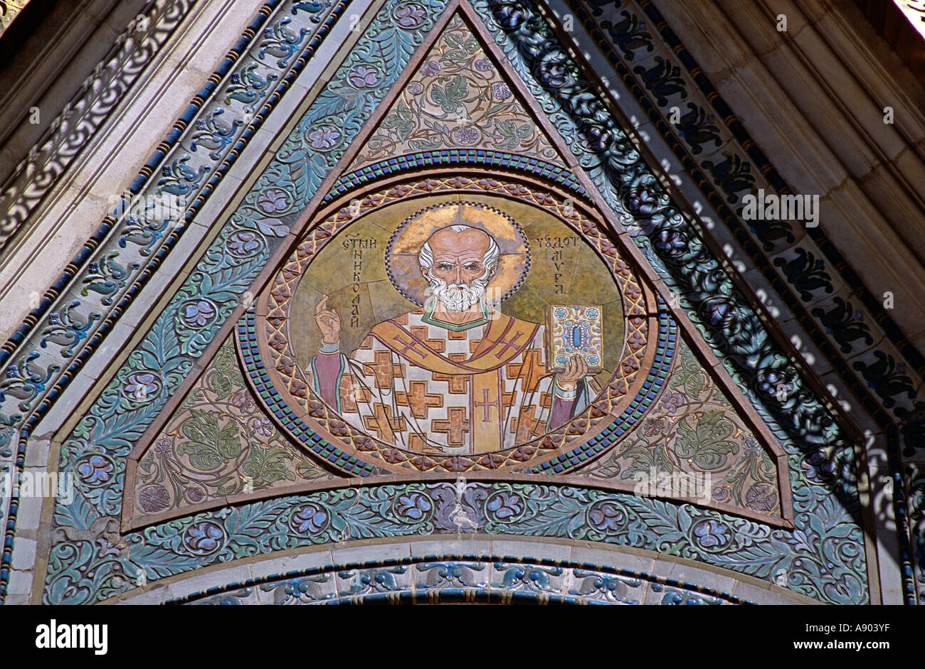 Sankt Nikolai russische Kirche, Sofia, Bulgarien. Buntes Mosaik über dem Eingang Stockfoto