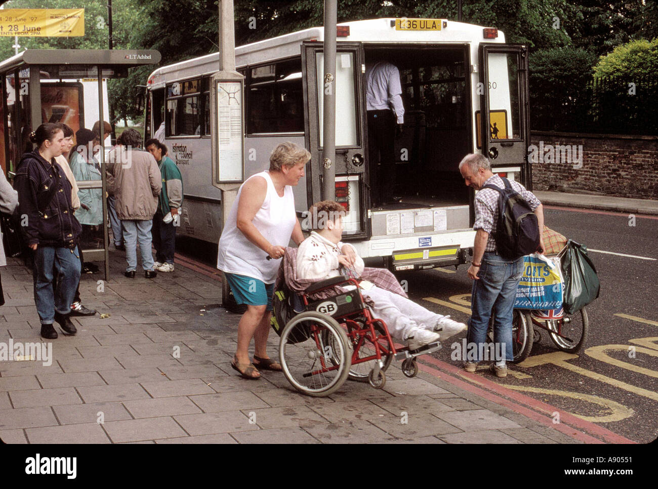 Islington Council Dial A Ride Rollstuhlfahrer aufnehmen Stockfoto
