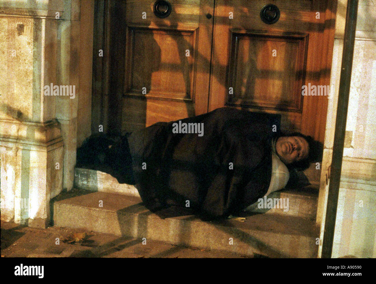 Obdachloser schlafen rau in einem Hauseingang Stockfoto