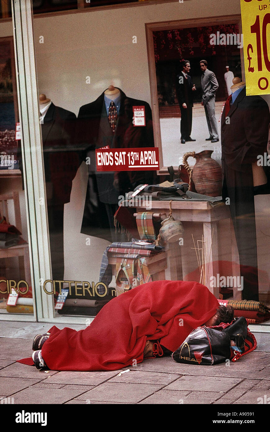 Obdachlose Jugendliche schlafen rau in einem Shop Eingang Stockfoto