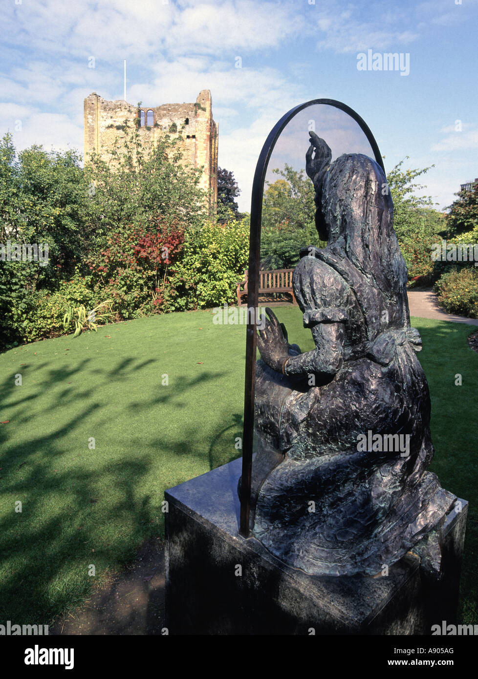 Lebensgroße Statue von Alice Through the Looking Glass angezeigt im Park von Schloss Guildford in Surrey, UK erstellt von bildhauerin Jeanne Argent Stockfoto