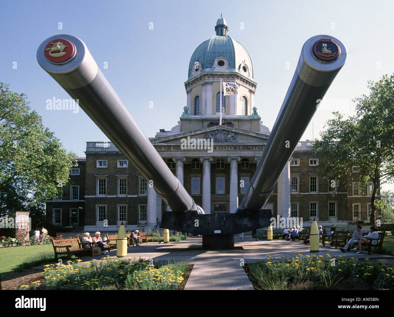 Historisches Imperial war Museum in London mit großen Marinegewehr Fässern und Gebäuden, die ursprünglich für das Bethlem Royal Hospital England gebaut wurden Stockfoto