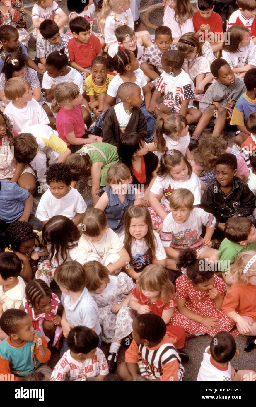 Masse der Kinder im Grundschulalter in Schule Foto Stockfoto