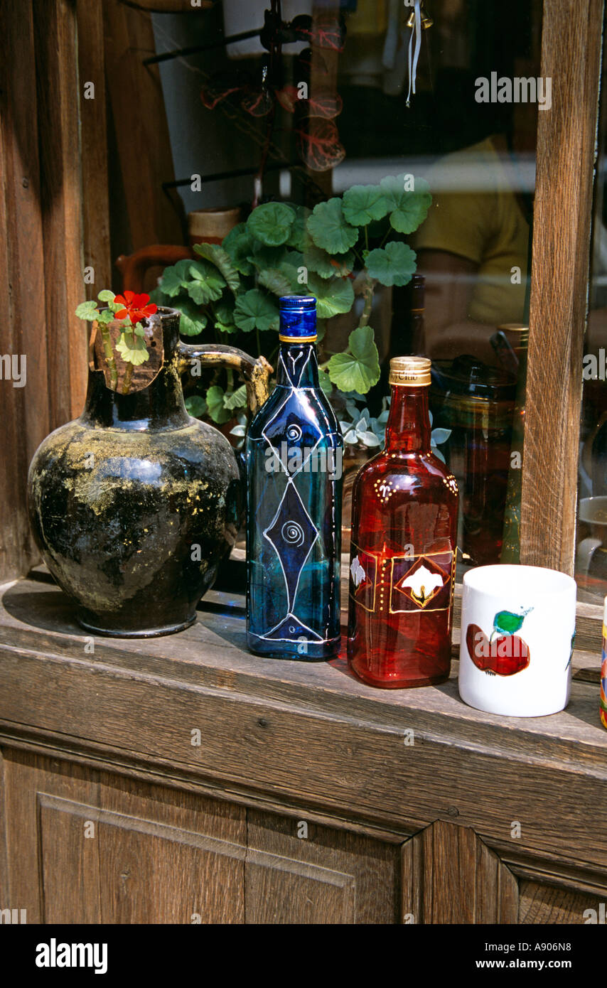 Anzeige von Hand lackiert, Glas-Flaschen, Becher und Topf vor Souvenir- und Geschäft, Veliko Tarnovo, Bulgarien Stockfoto