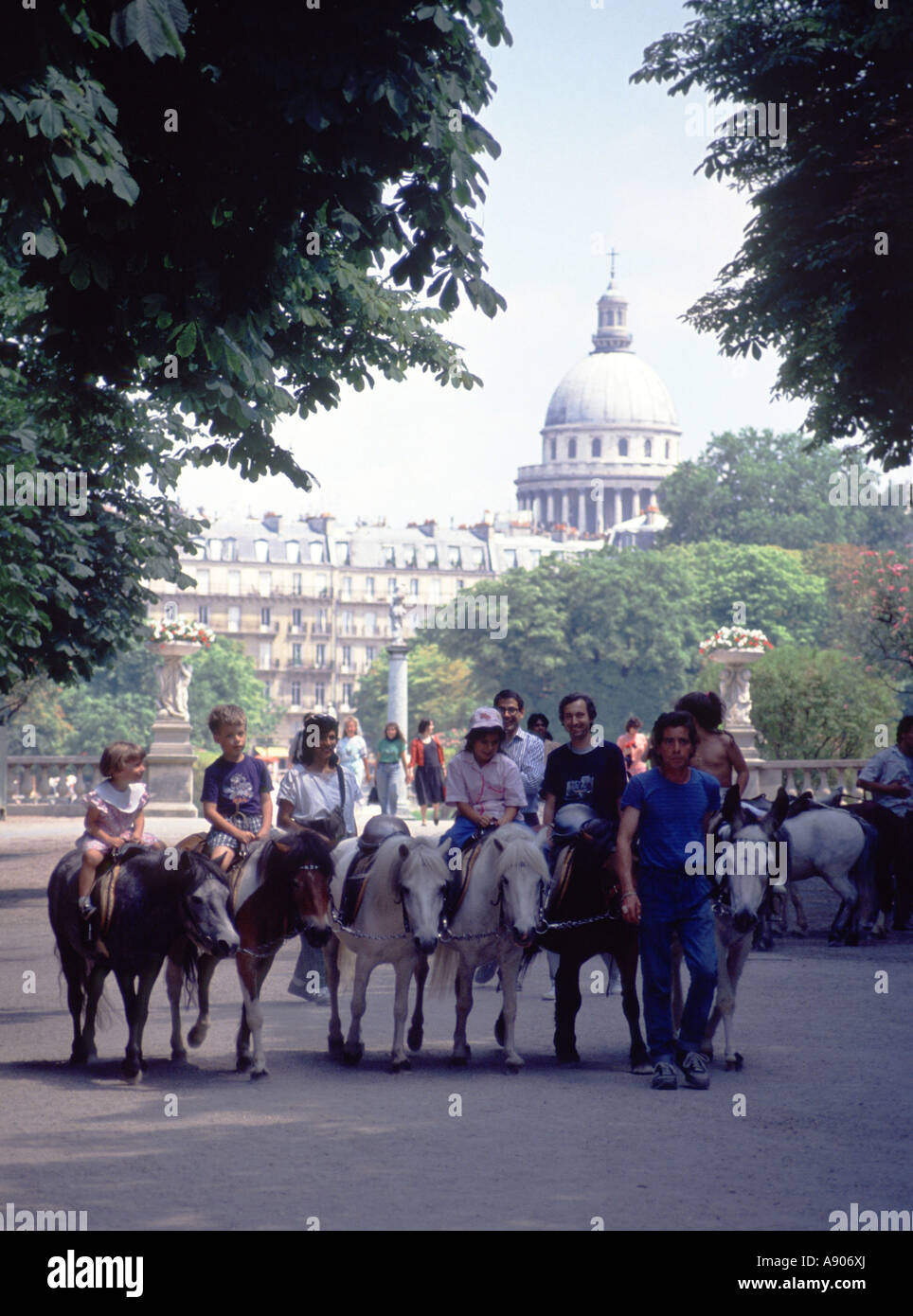 Paris, Luxemburg-Gärten und Pantheon. Kinder auf Ponys Stockfoto