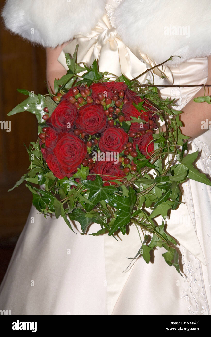 Brautstrau mit Rosen und Efeu Stockfotografie - Alamy