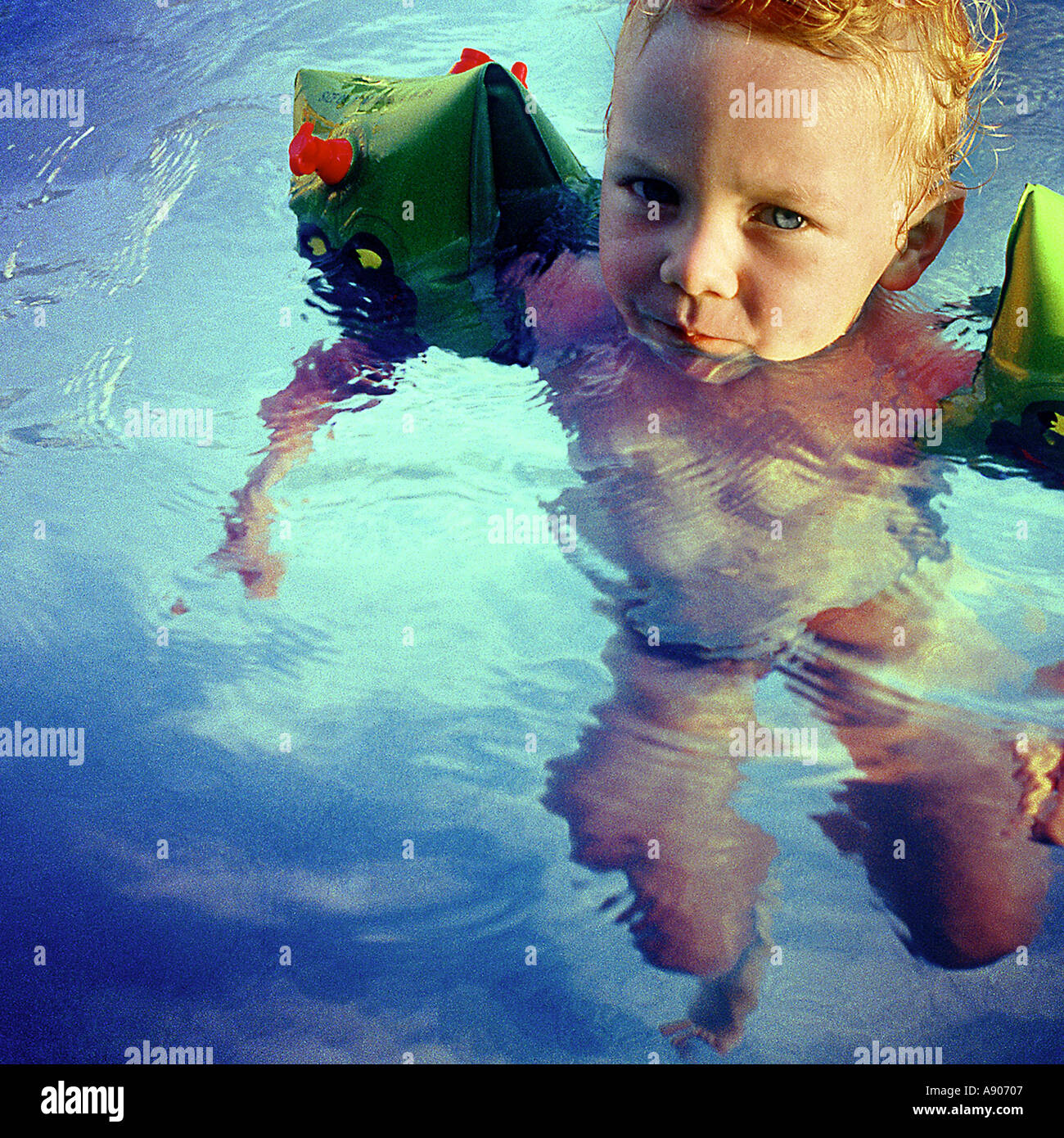 Jungen im Alter von 3 im Schwimmbad Stockfoto