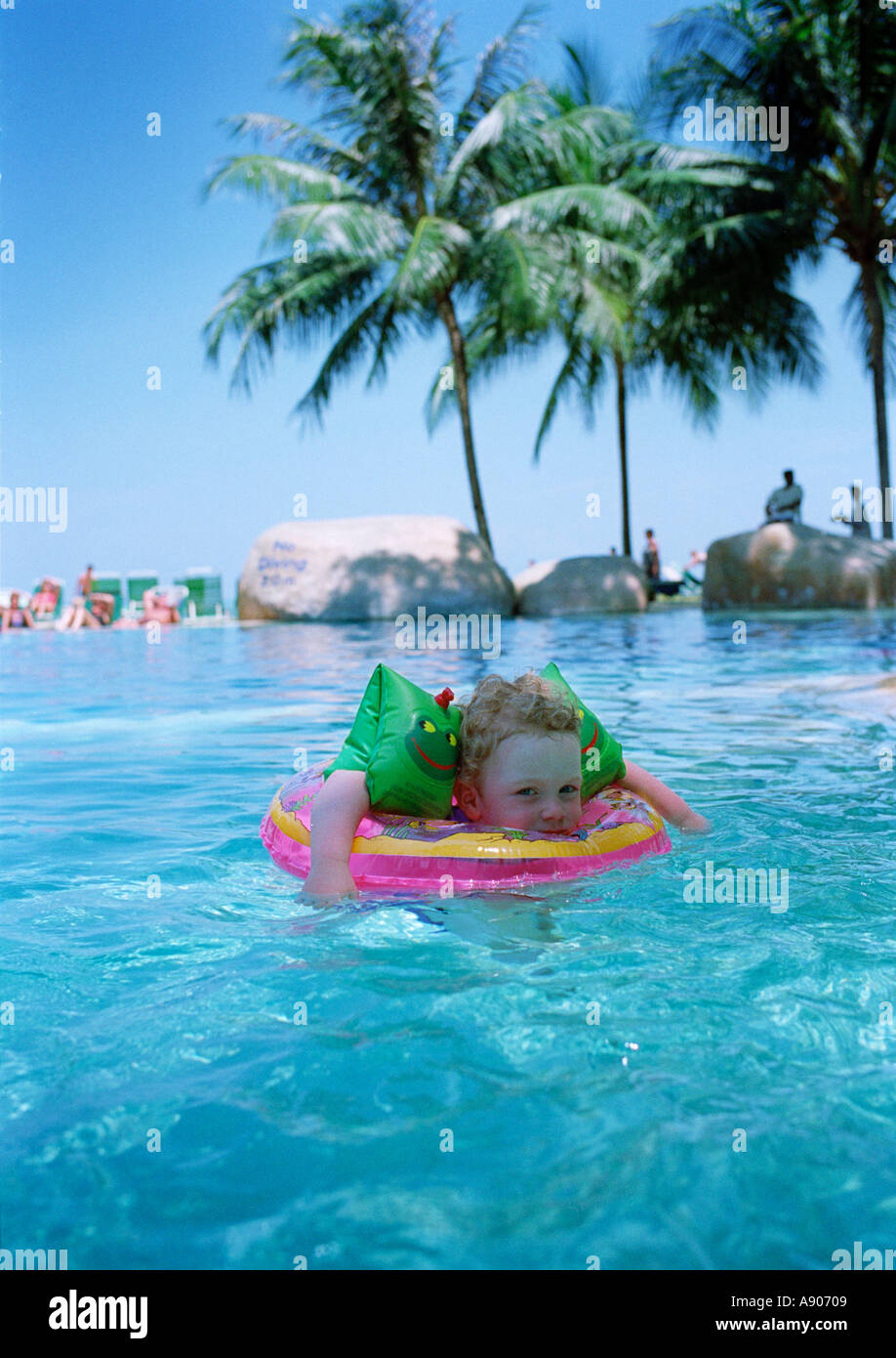 Jungen im Alter von 4 im Schwimmbad in Malaysia Stockfoto
