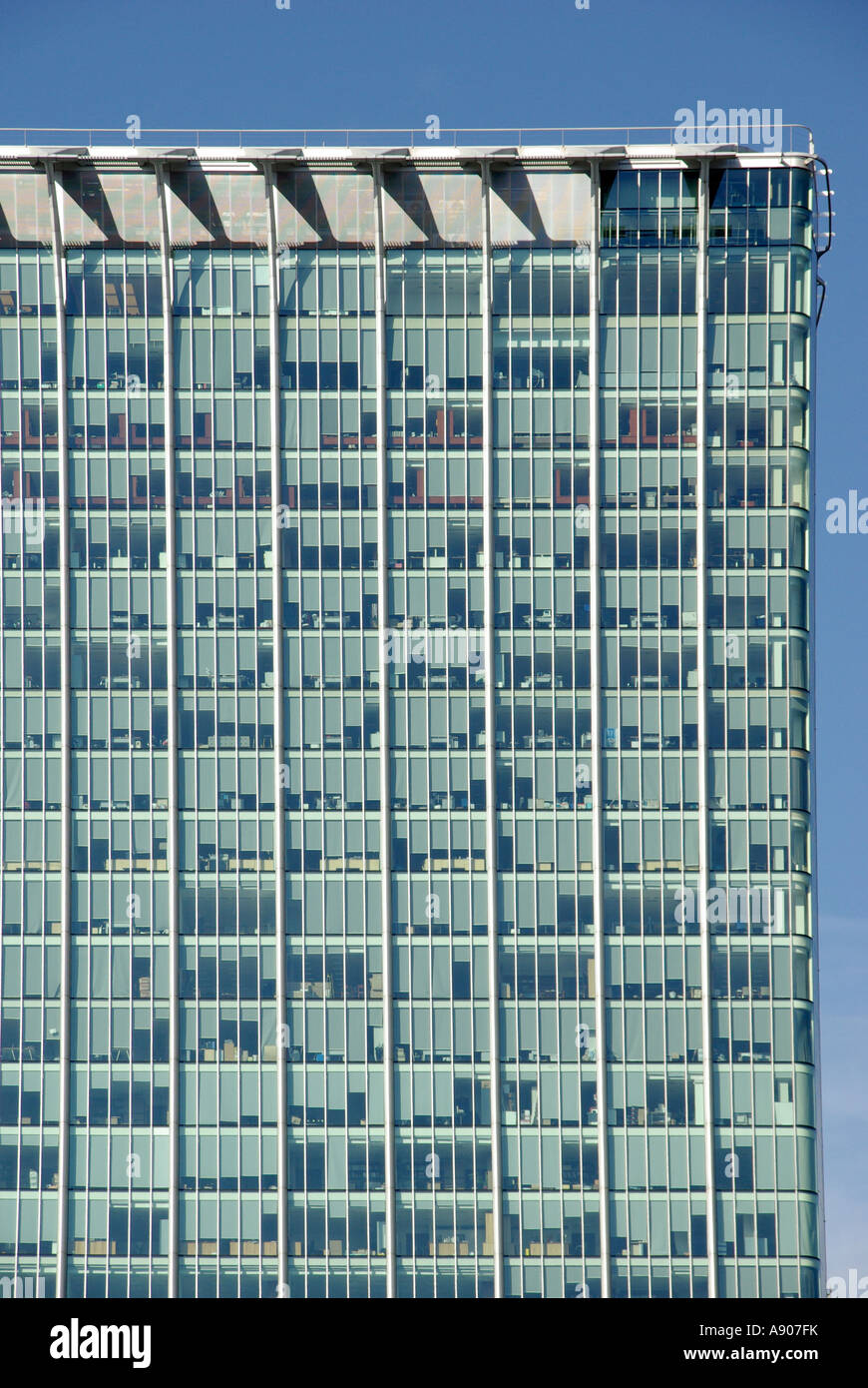 Auf dem Dach & Vorhang Wand Höhe hohe Bürogebäude Sonne Jalousien abgesenkte unterschiedliche Mengen Zufallsbasis abstrakten Muster erstellen Stockfoto