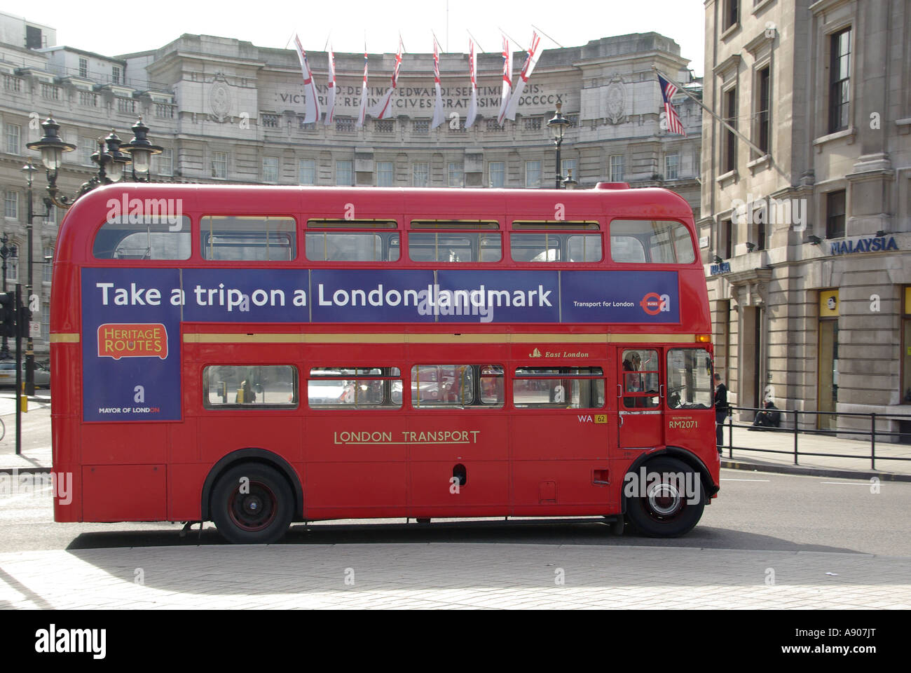 Red Routemaster Doppeldeckerbus Route 15 Werbung für Heritage Route und Reise auf einem bewegenden Londoner Wahrzeichen, das im Admiralty Arch England UK zu sehen ist Stockfoto