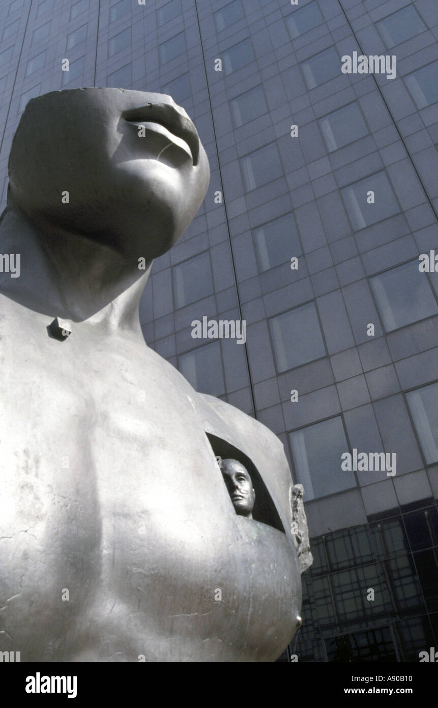 La Defense Paris Skulptur im modernen Business Center mit Hintergrund der Vorhangfassaden auf skyscraper Office Block Frankreich Stockfoto