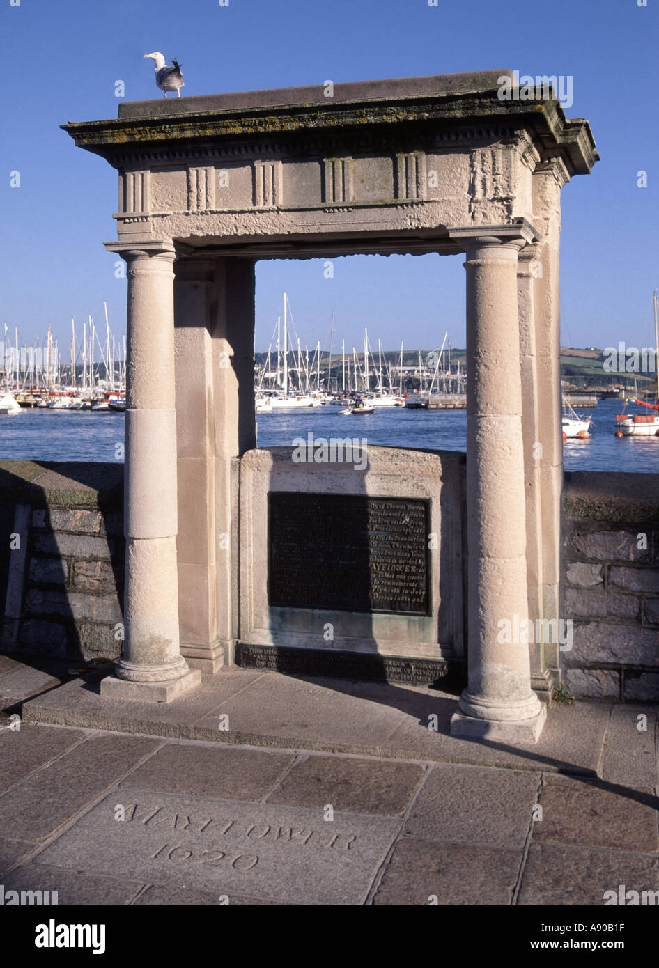 Memorial and Plaque records Pilger auf Mayflower Schiff, die von hier aus im Jahre 1620 segelte in Massachusetts gesehen Barbican Plymouth Devon England Großbritannien zu vereinbaren Stockfoto