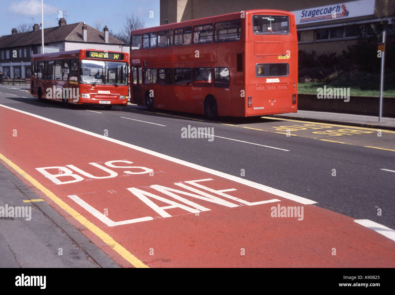 Bus Fahrbahnmarkierungen für getrennten Verkehr mit gelben Parkplatz Einschränkung Linien Busse außerhalb Romford Garage Havering London England UK (wurde in Essex) Stockfoto