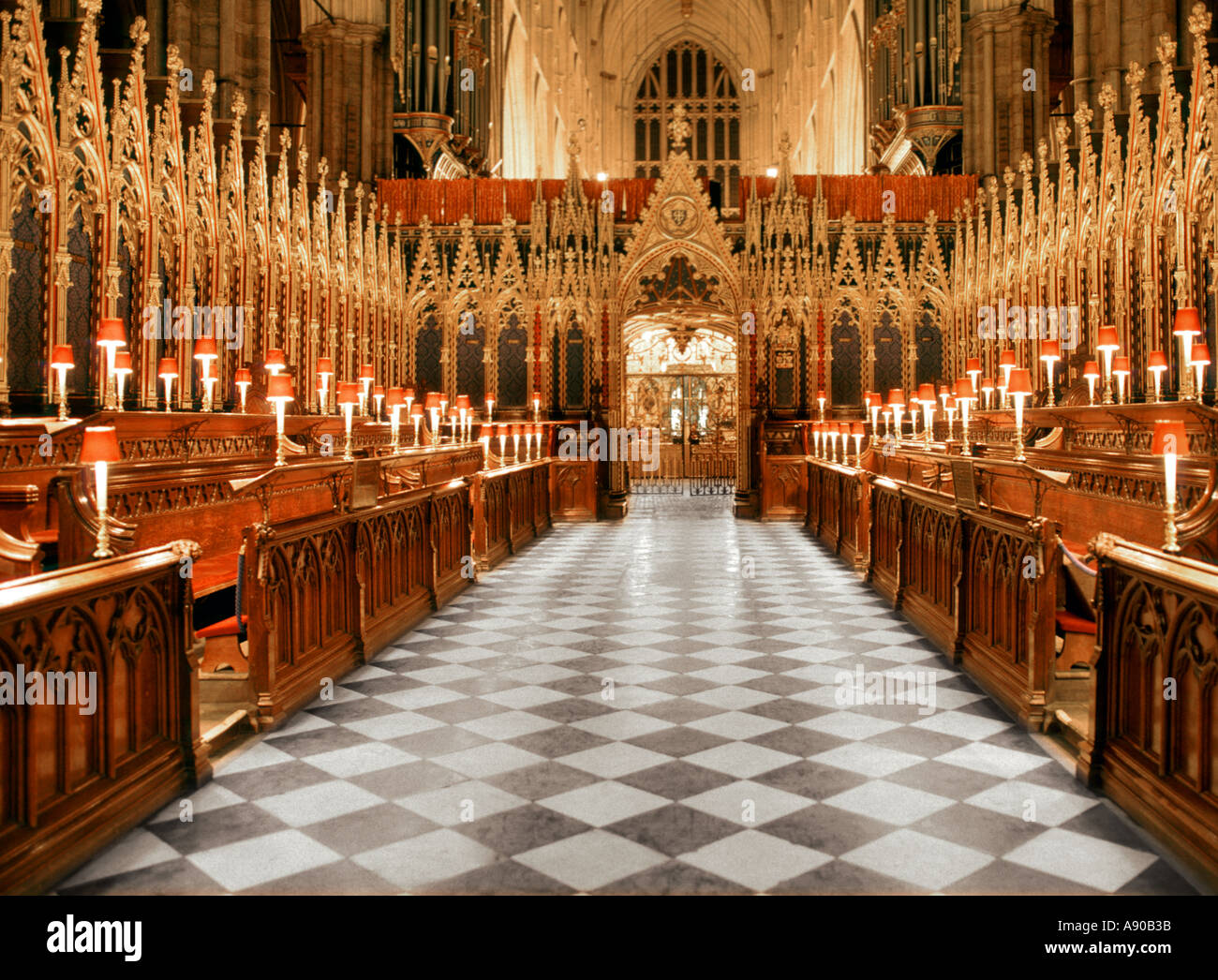 Der Chor der Westminster Abbey ist Teil des historischen Innenraums der Collegiate Church of England Royal Triparuliar Grade I, das unter Denkmalschutz steht Stockfoto