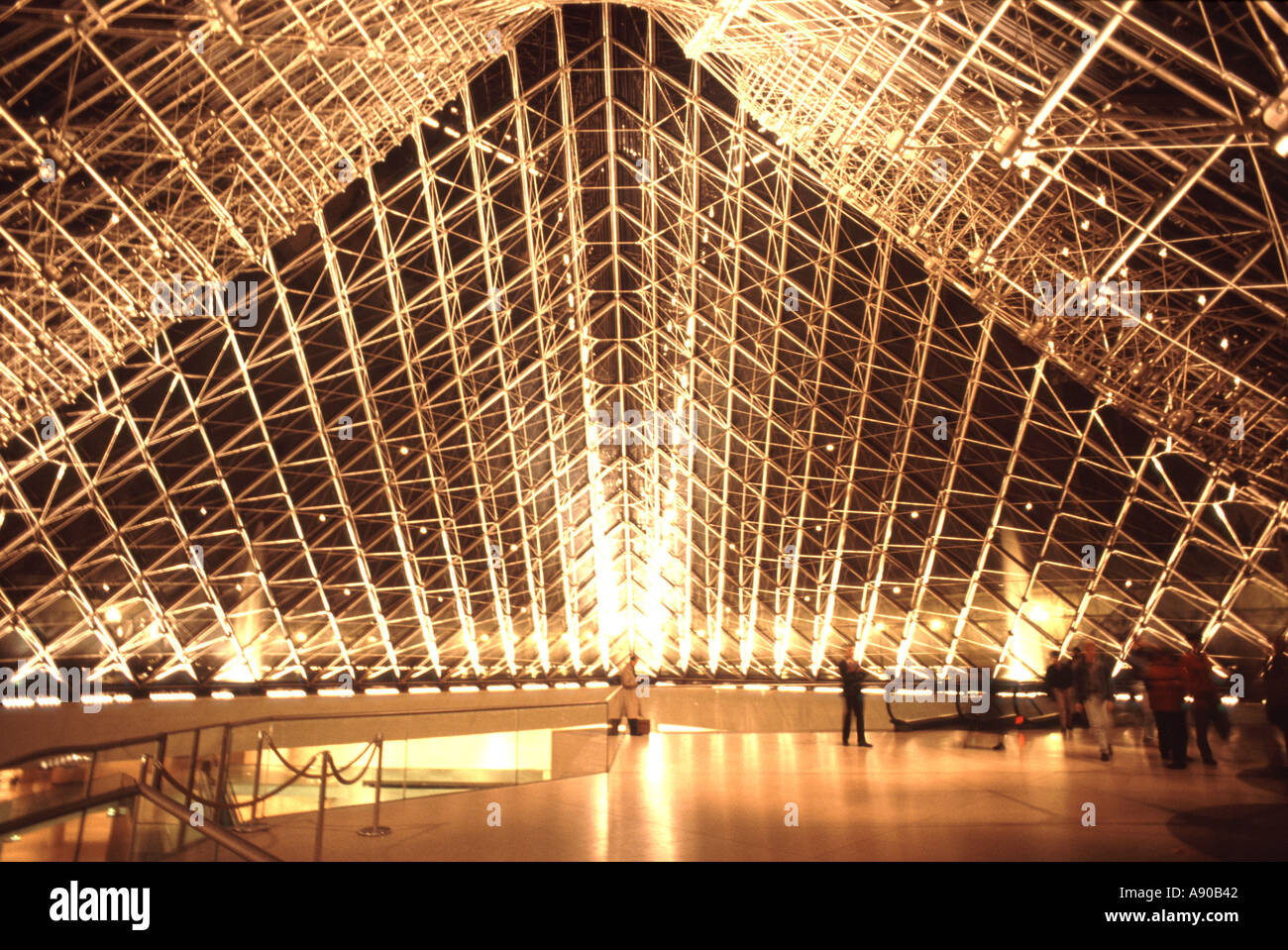 Paris Frankreich Die moderne Louvre Pyramide Gebäude Erdgeschoss Eingang Halle Innenraum Beleuchtung in der Nacht von Ieoh Ming Pei Stockfoto