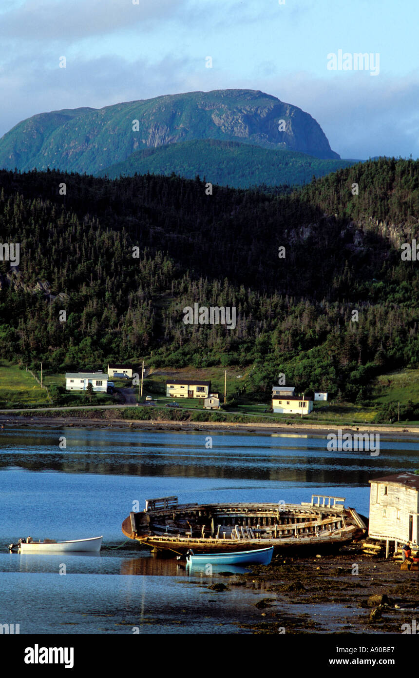Gros Morne Mountain mit Einlass im Vordergrund Neufundland Stockfoto