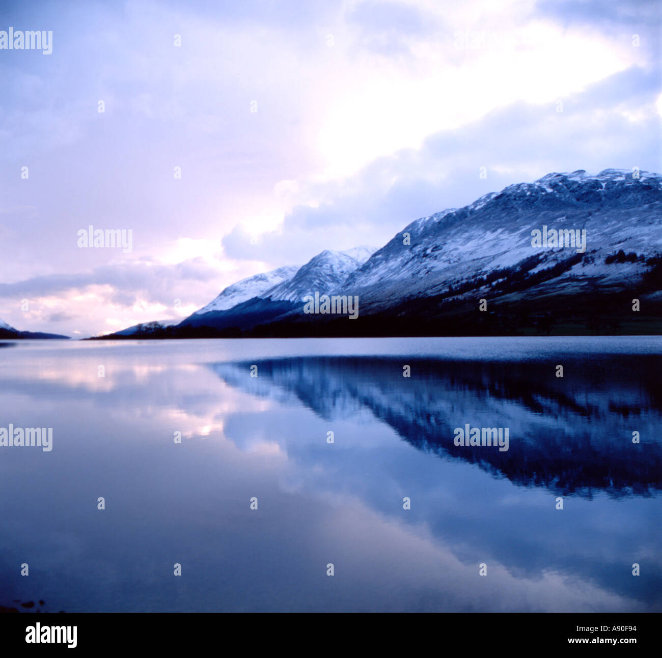 Schottischen Berge spiegeln sich in den See Stockfoto