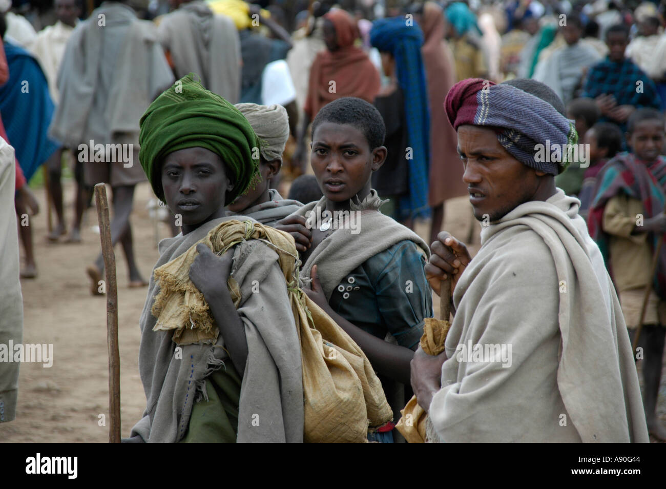 Drei Menschen in traditioneller Kleidung auf dem Markt Bahir Dar, Äthiopien Stockfoto