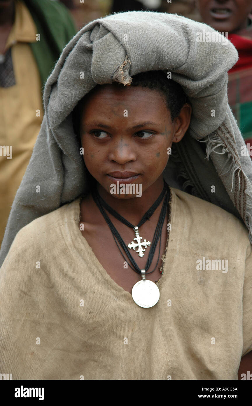 Junge Dame mit einer Tätowierung tragen ein Kreuz und eine Maria Theresia Münze Bahir Dar, Äthiopien Stockfoto