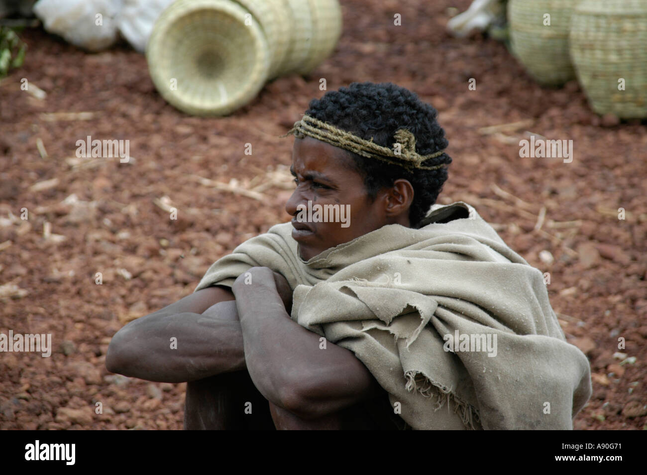 Mann sitzt am Rand des Marktes Bahir Dar, Äthiopien Stockfoto