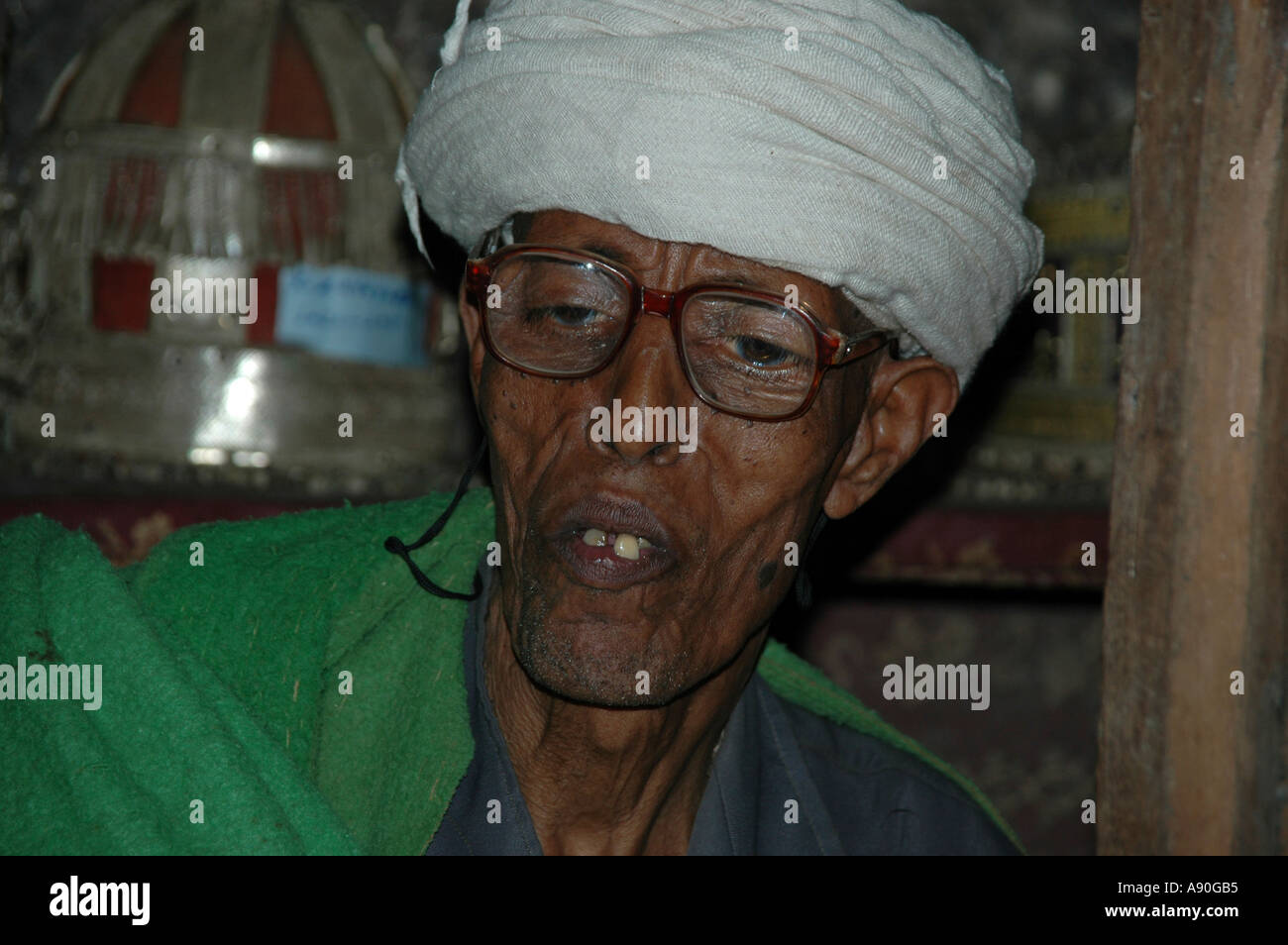 Alten Dekan Dekan mit Brille Kloster Ukra Kidane Mekret in der Nähe von Bahir Dar, Äthiopien Stockfoto