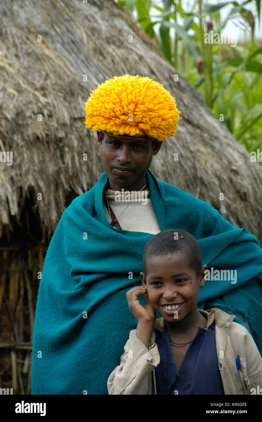 Schüler einer Schule Priester mit gelben Hut in der Nähe von Bahir Dar, Äthiopien Stockfoto