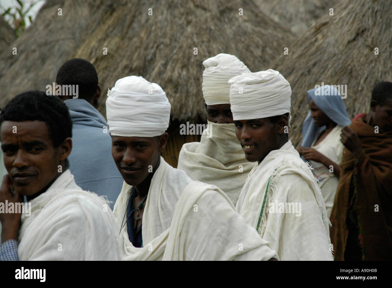 Ein Priester-Schule mit weißen Kleid in der Nähe von Bahir Dar, Äthiopien Stockfoto