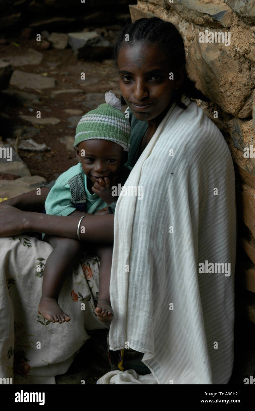 Junge Mutter mit Baby sitzen an einer Wand in der Trinity Church Debre Berhan Selassie Gondar Äthiopien Stockfoto