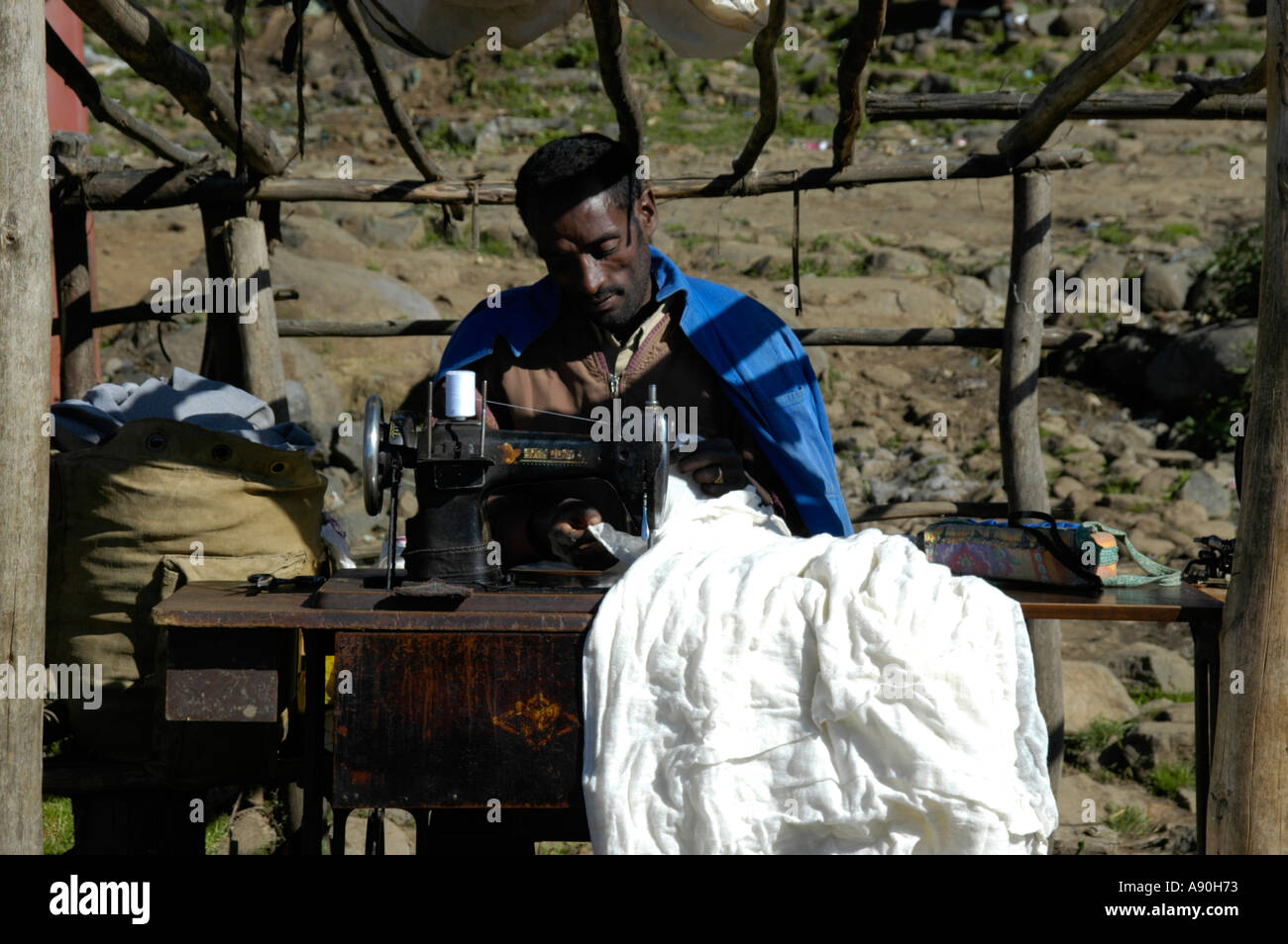 Arbeiten mit der Nähmaschine auf den Bazar Debark Äthiopiens anpassen Stockfoto