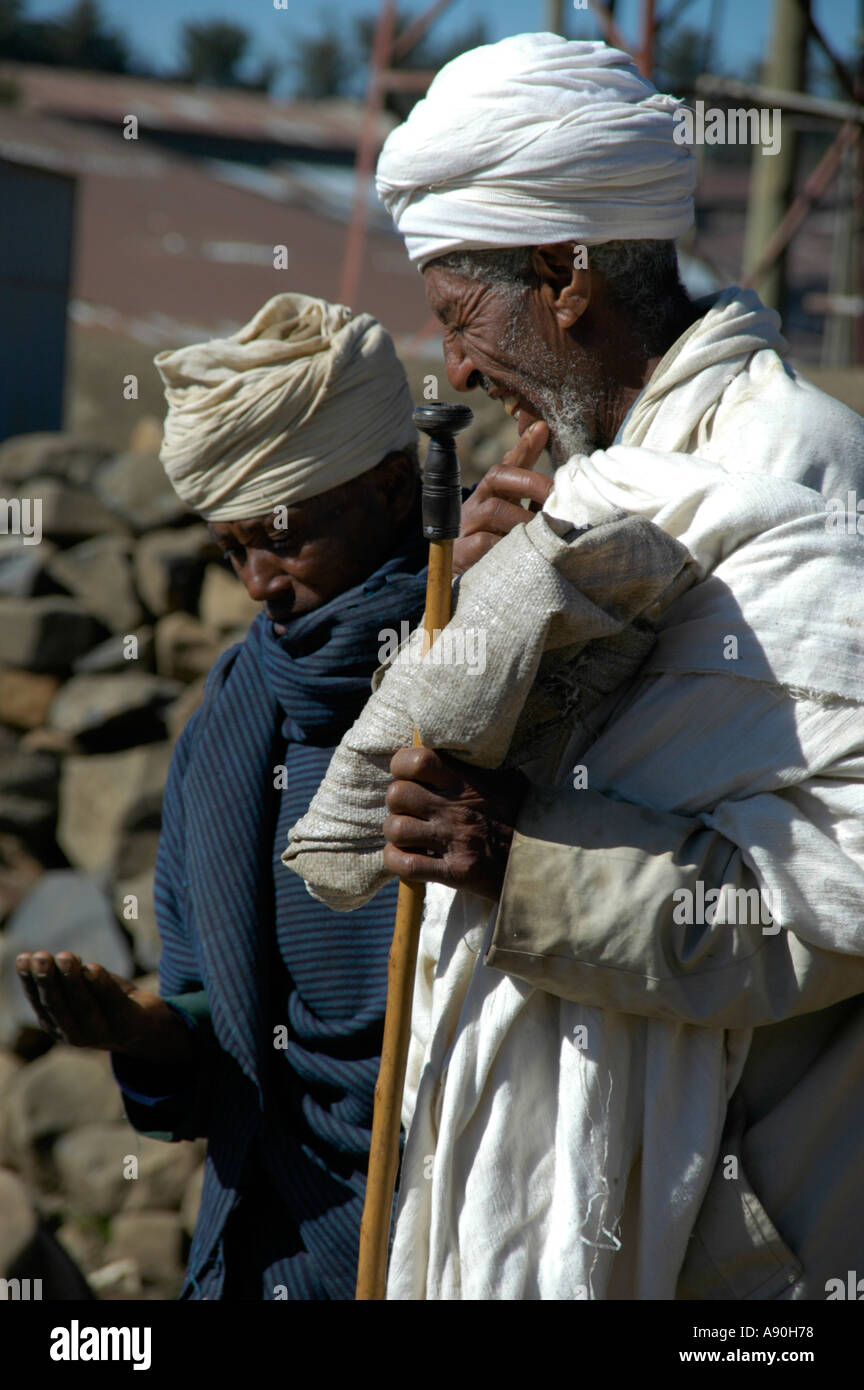 Zwei traditionell gekleideten Männer erproben Korn auf den Bazar Debark Äthiopiens Stockfoto