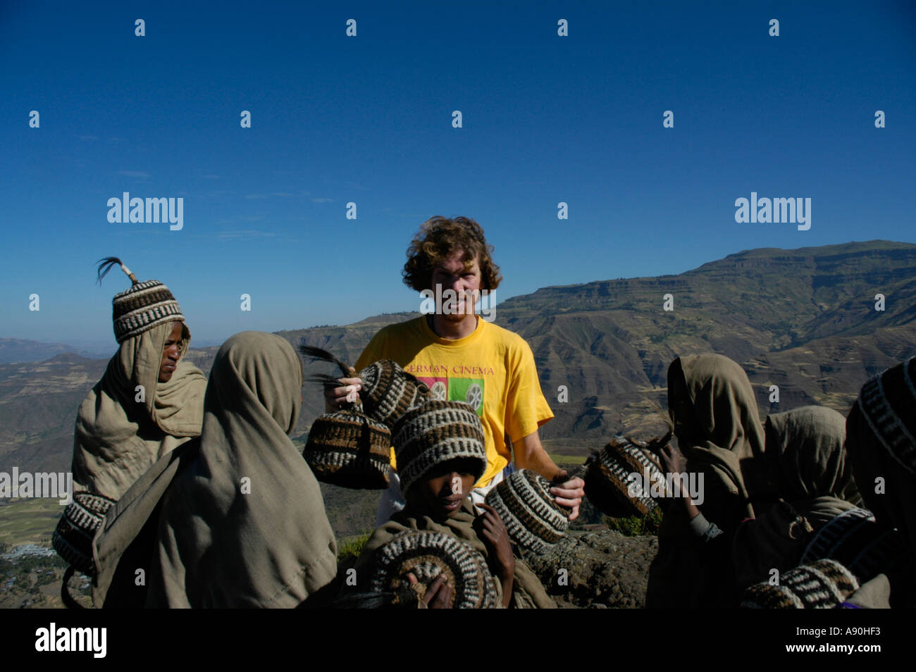 Herr Tourist mit vielen Verkäufern von Caps Lalibela, Äthiopien Stockfoto