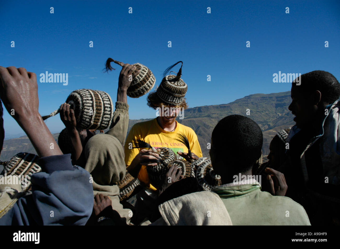 Herr Tourist mit vielen Verkäufern von Caps Lalibela, Äthiopien Stockfoto