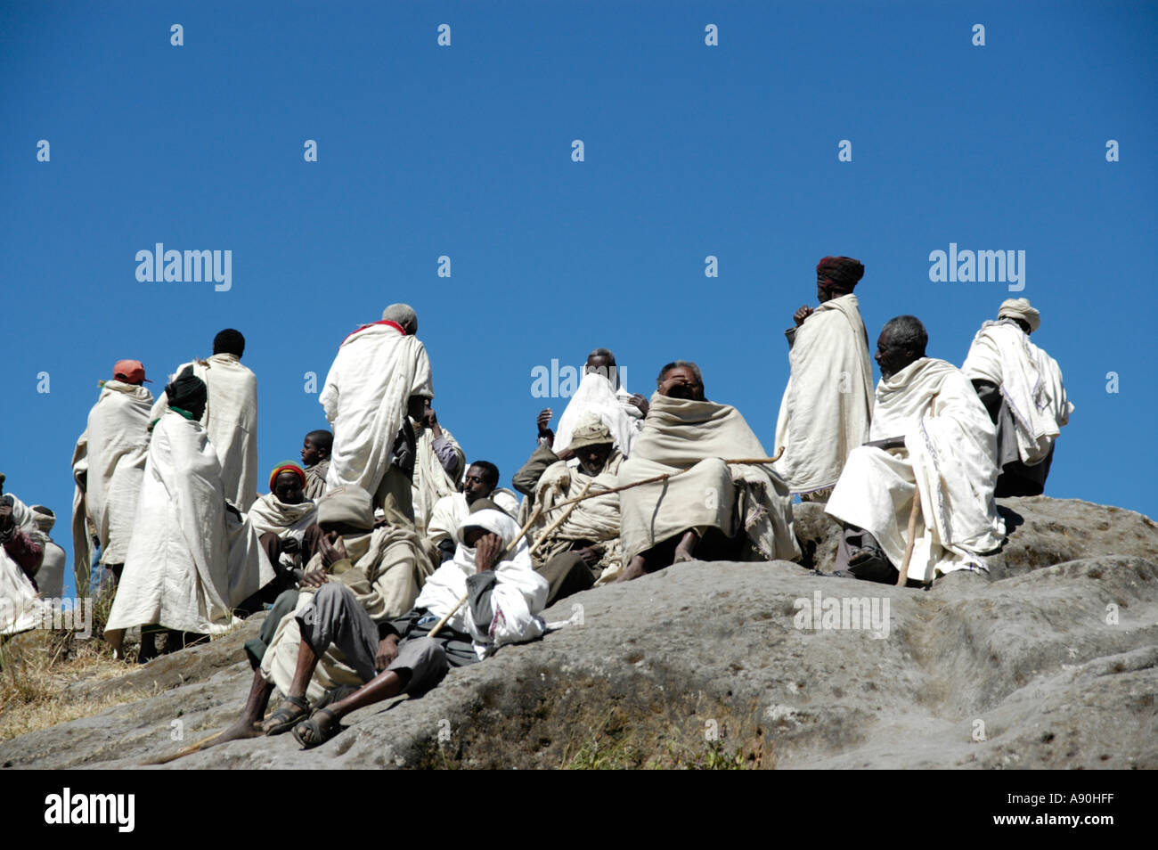 Sammeln der äthiopischen orthodoxen Gläubigen gekleidet in weißen Umhänge auf einem Felsen des Klosters Asheton Maryam Lalibela, Äthiopien Stockfoto