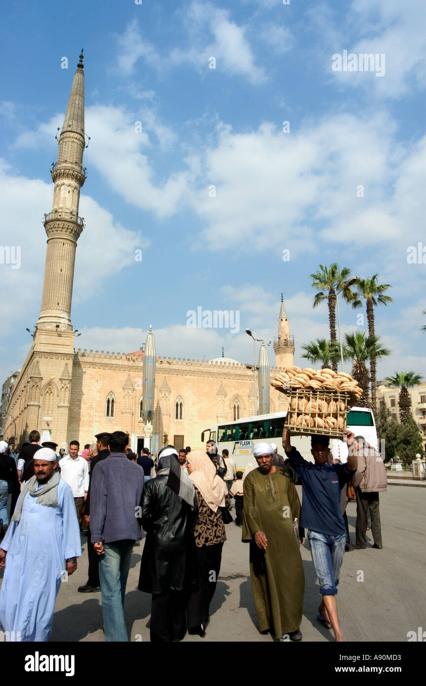 Moschee von Sayyidna al Hussein Straßenszene Islamic Cairo Kairo Ägypten Nordafrika Stockfoto