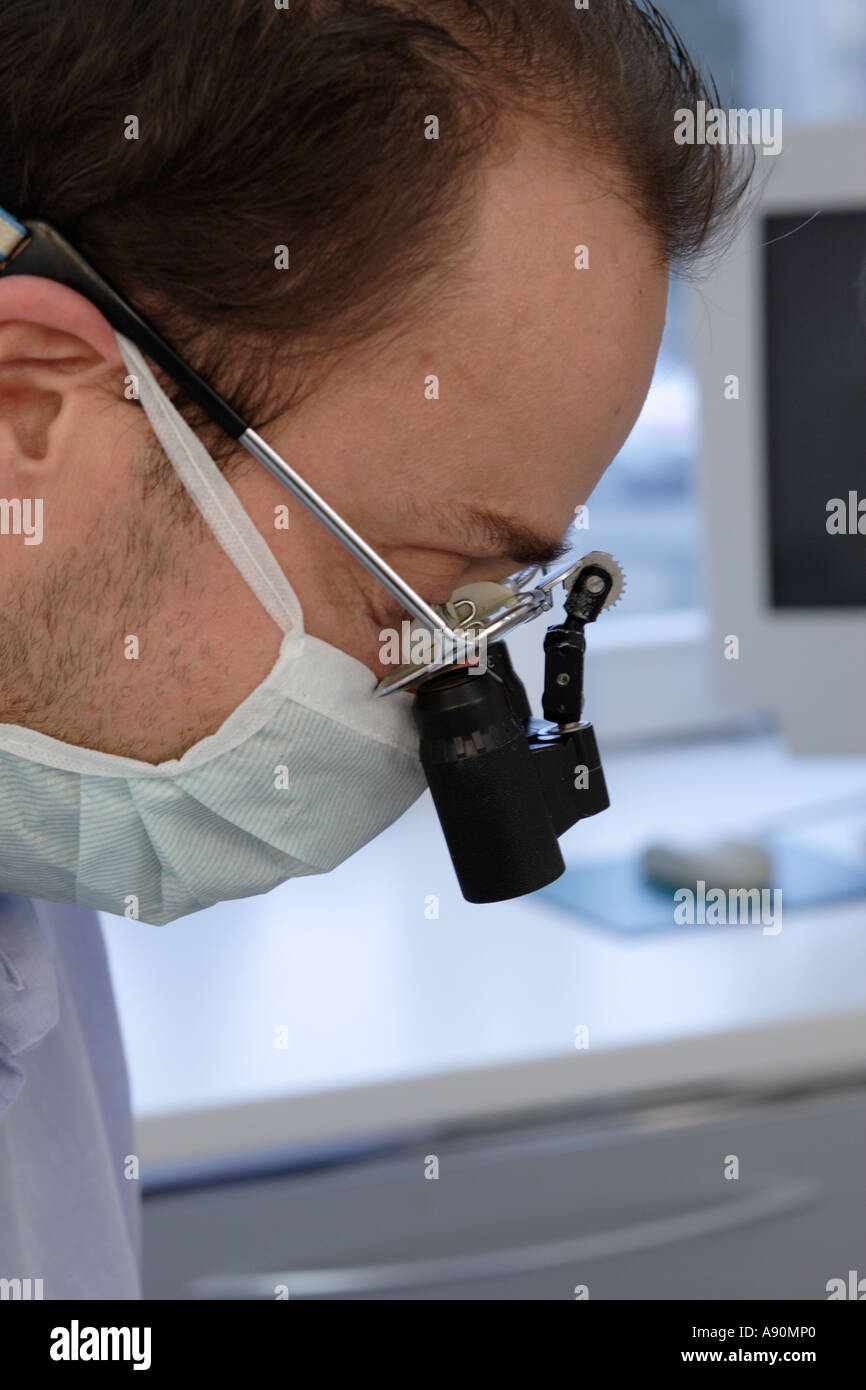 Zahnarzt mit Mikroskop - Zahnarzt Mit Mikroskop Stockfoto