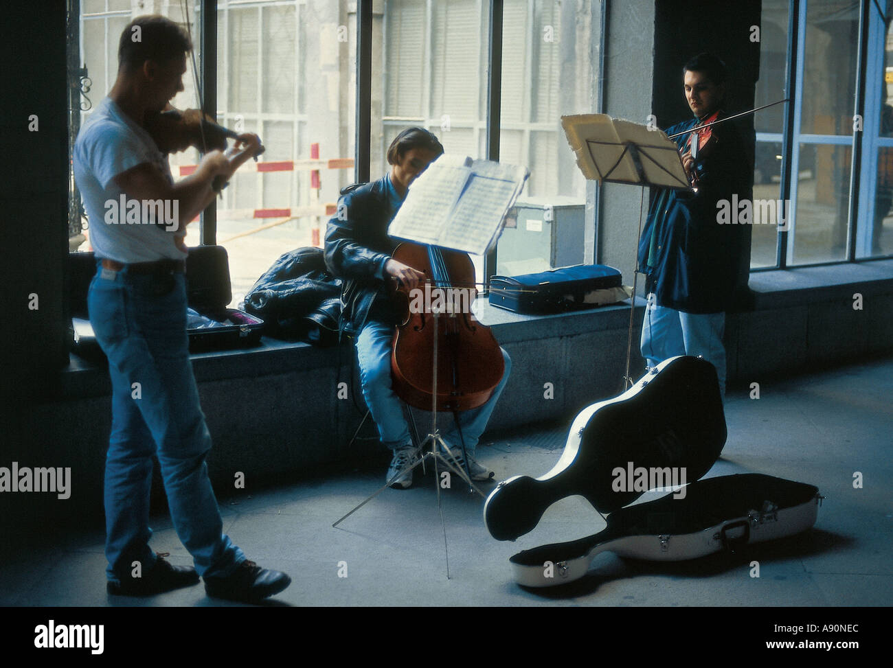 NMJ99662 Drei Musiker Straßenmusik Wiener Österreich Europa Stockfoto