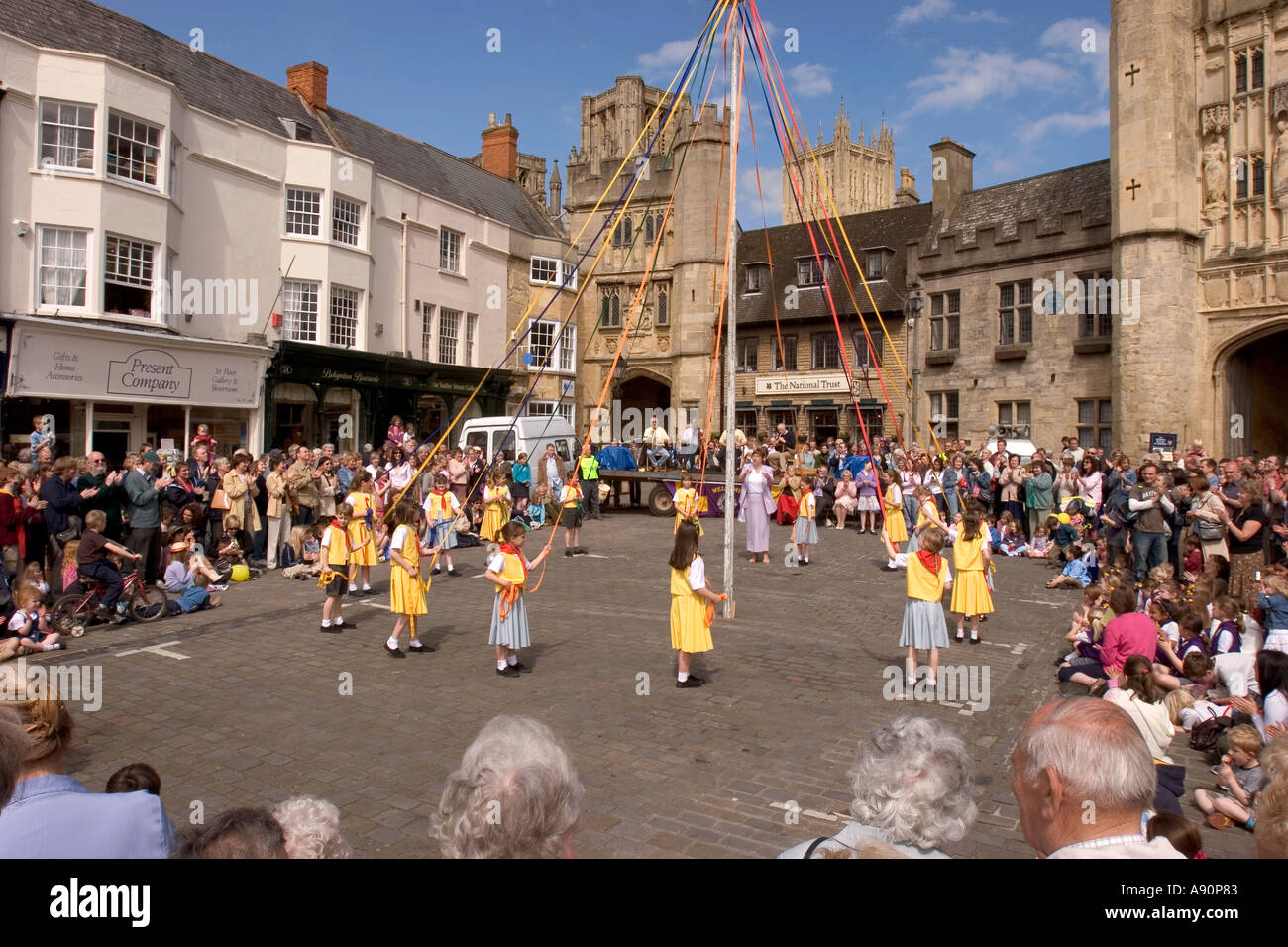 England Somerset Brunnen Marktplatz May Day Tanz um den Maibaum in der Sonne Stockfoto